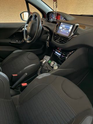 Peugeot 208 2015