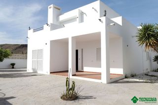 Chalet en venta en San Isidro - Campohermoso en Níjar