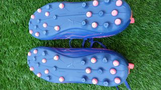 Botas de fútbol PUMA moradas y rosas
