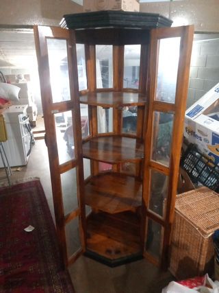 Vitrina de madera y cristal