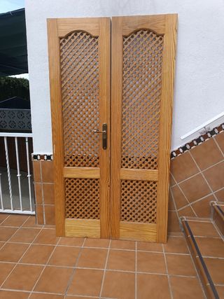 Puertas de madera pino con celosía