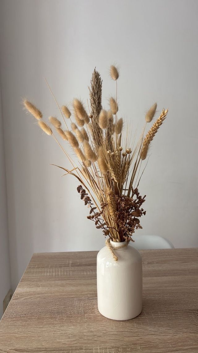 Jarrón de cerámica beige y marrón