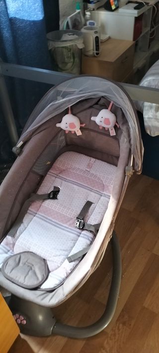 Mecedora para bebés con dos peluches
