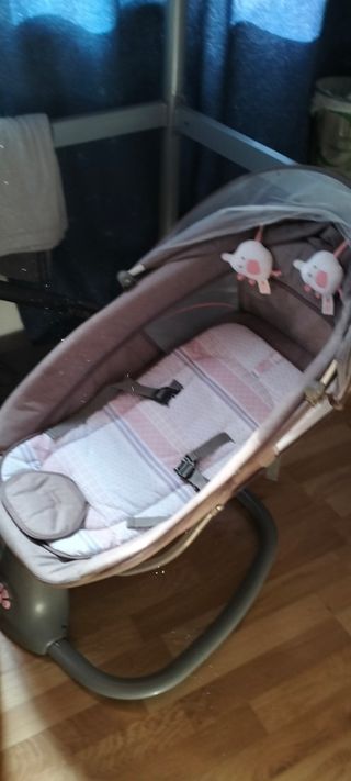 Mecedora para bebés con dos peluches