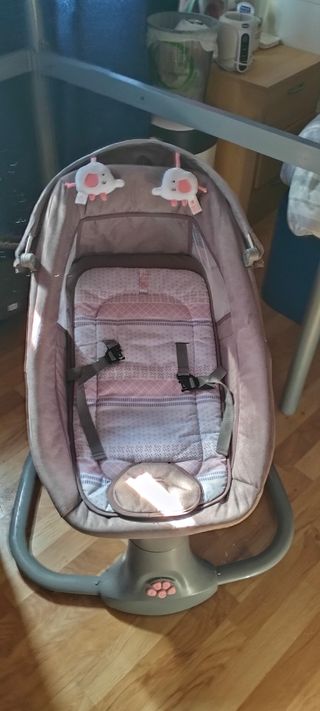 Mecedora para bebés con dos peluches