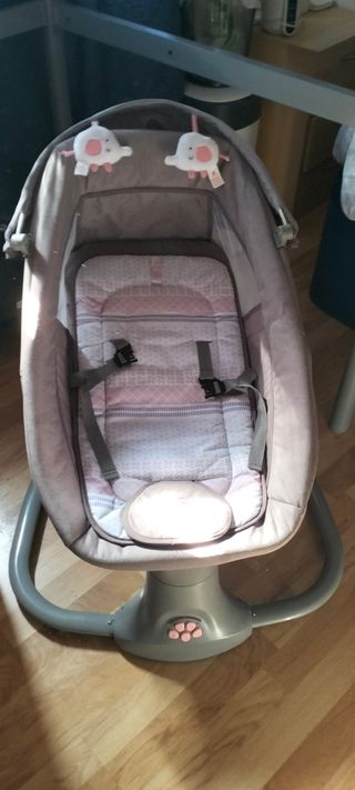 Mecedora para bebés con dos peluches