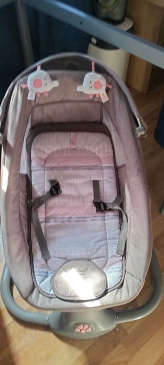 Mecedora para bebés con dos peluches