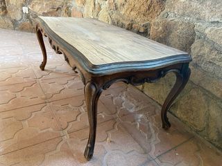 Mesa baja de madera estilo clásico
