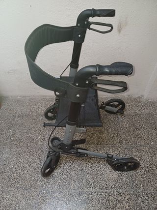 Andador 4 ruedas con frenoc y asiento