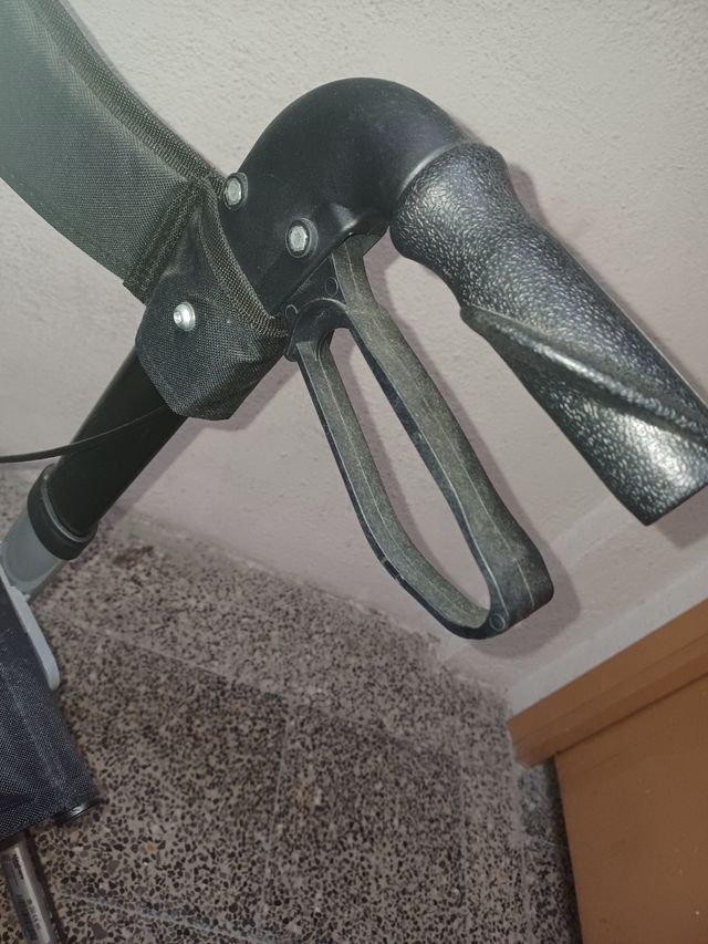 Deambulatore a 4 ruote con freno e sedile