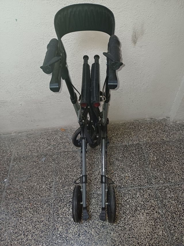 Deambulatore a 4 ruote con freno e sedile