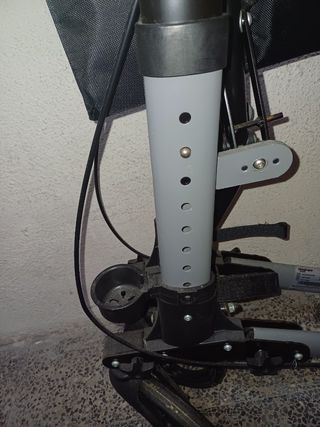 Andador 4 ruedas con frenoc y asiento