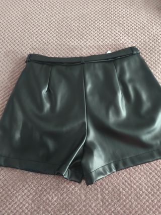 Pantalón corto polipiel mujer