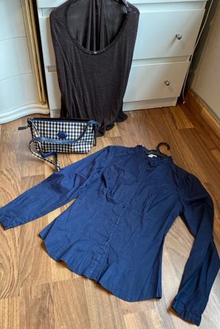 Bolso, camisa cuello Mao y camiseta marrón 