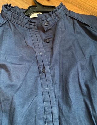 Bolso, camisa cuello Mao y camiseta marrón 