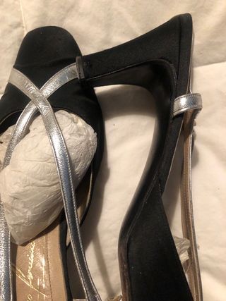 Zapatos de tacón negros y plateados