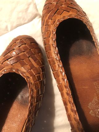 Zapatos de tacón negros y plateados