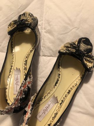 Zapatos de tacón negros y plateados