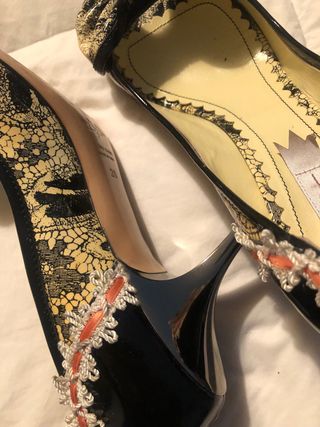 Zapatos de tacón negros y plateados
