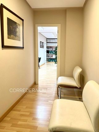 Oficina en alquiler en Los Remedios en Sevilla