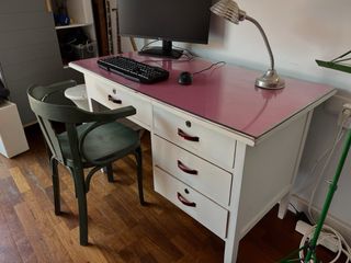 Escritorio vintage blanco y rosa