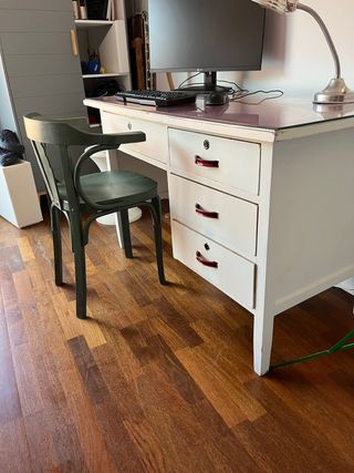 Escritorio vintage blanco y rosa