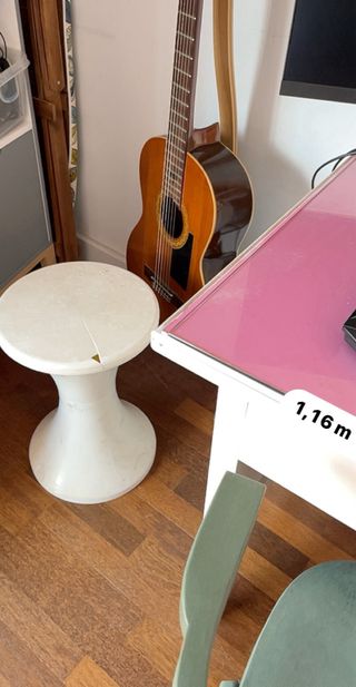 Escritorio vintage blanco y rosa