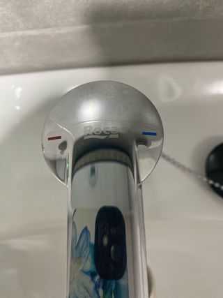 Lavabo y grifo marca  Roca. Sin tapón embellecedor