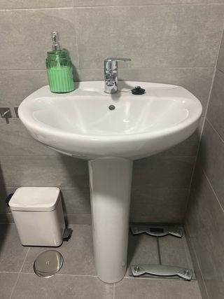 Lavabo y grifo marca  Roca. Sin tapón embellecedor