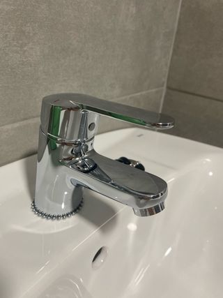 Lavabo y grifo marca  Roca. Sin tapón embellecedor