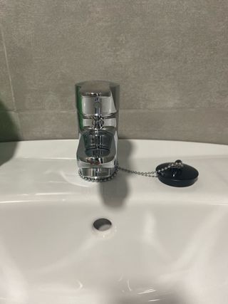 Lavabo y grifo marca  Roca. Sin tapón embellecedor
