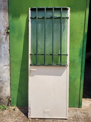 Puerta metálica con reja