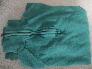Jersey verde con cremallera
