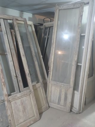 Puertas antiguas de madera y cristal