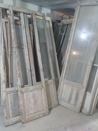 Puertas antiguas de madera y cristal