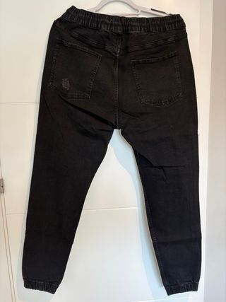 Pantalones Bershka negros rotos