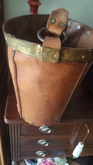 Cubo antiguo de cuero, madera y metal