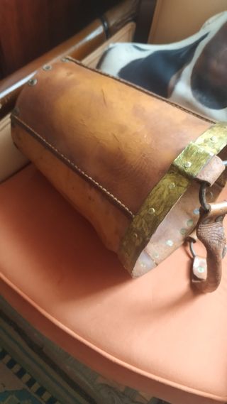 Cubo antiguo de cuero, madera y metal