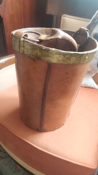 Cubo antiguo de cuero, madera y metal
