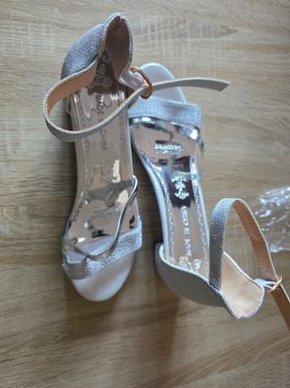 Sandalias plateadas de tacón