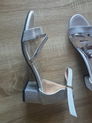 Sandalias plateadas de tacón