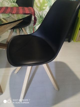 Preciosa mesa cristal y 4 sillas nórdicas