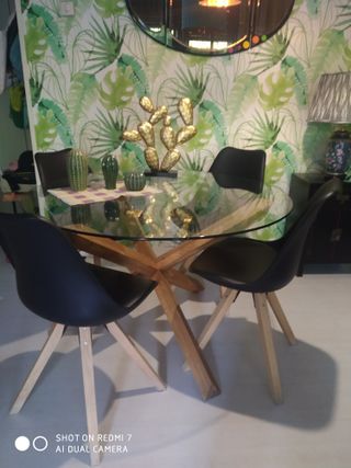 Preciosa mesa cristal y 4 sillas nórdicas