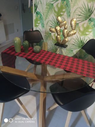 Preciosa mesa cristal y 4 sillas nórdicas