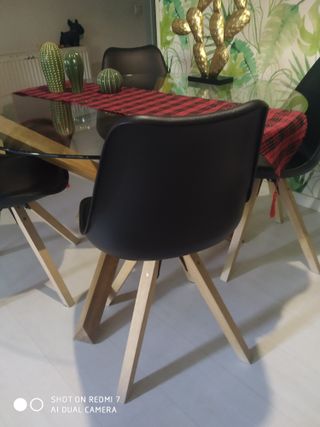 Preciosa mesa cristal y 4 sillas nórdicas