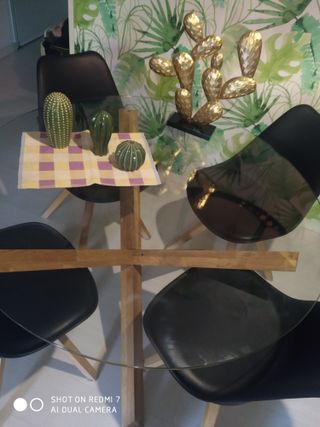 Preciosa mesa cristal y 4 sillas nórdicas