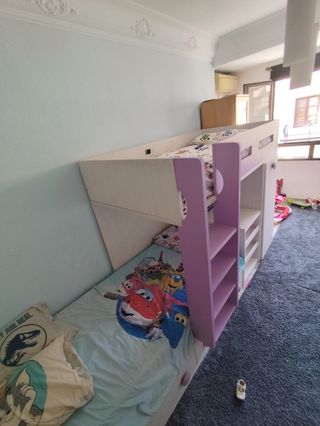 Cama alta infantil con escritorio y estanterías
