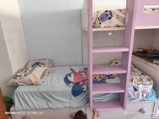 Cama alta infantil con escritorio y estanterías
