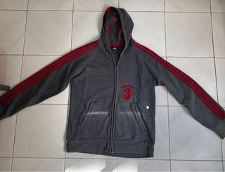 Sudadera Adidas gris con rayas rojas