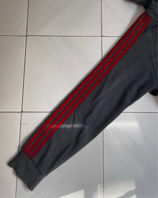 Sudadera Adidas gris con rayas rojas